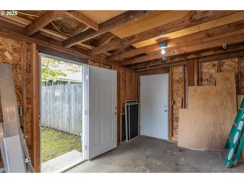512 W Center Street Roseburg OR 97471