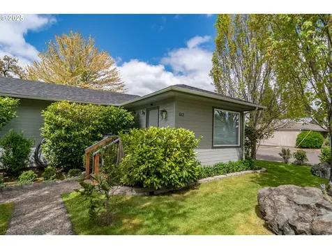 512 W Center Street Roseburg OR 97471