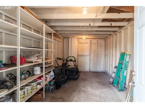 512 W Center Street Roseburg OR 97471