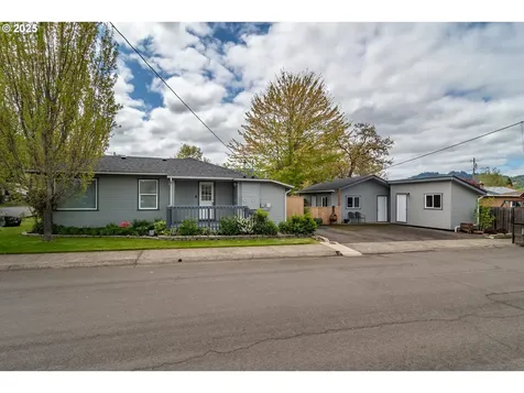 512 W Center Street Roseburg OR 97471