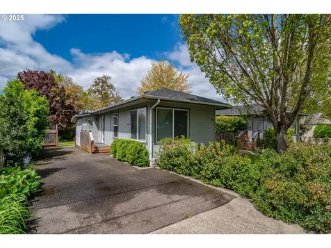 512 W Center Street Roseburg OR 97471