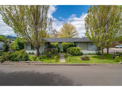512 W Center Street Roseburg OR 97471