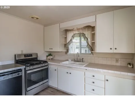 512 W Center Street Roseburg OR 97471