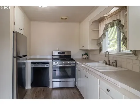512 W Center Street Roseburg OR 97471
