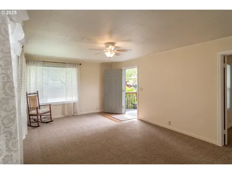 512 W Center Street Roseburg OR 97471