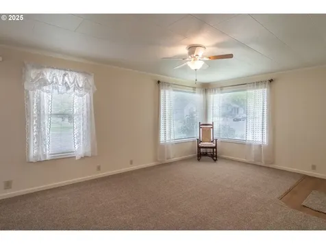 512 W Center Street Roseburg OR 97471