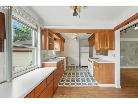 7618 SE Clay Street Portland OR 97215