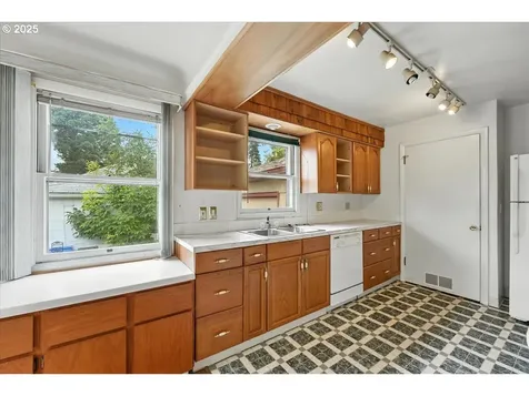 7618 SE Clay Street Portland OR 97215
