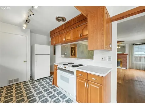 7618 SE Clay Street Portland OR 97215