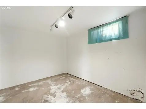 7618 SE Clay Street Portland OR 97215