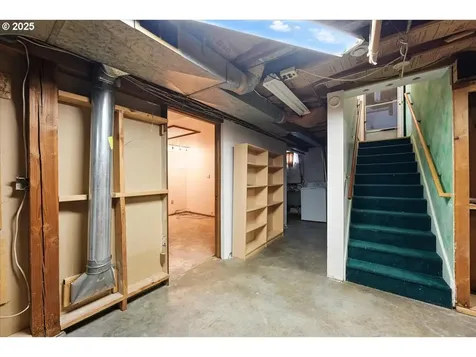7618 SE Clay Street Portland OR 97215