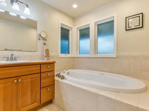 702 SW Juniper Avenue Warrenton OR 97146