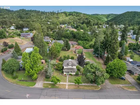 608 Locust Street Oakland OR 97462