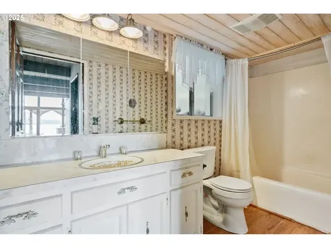 10 W Cape Horn Road Cathlamet WA 98612