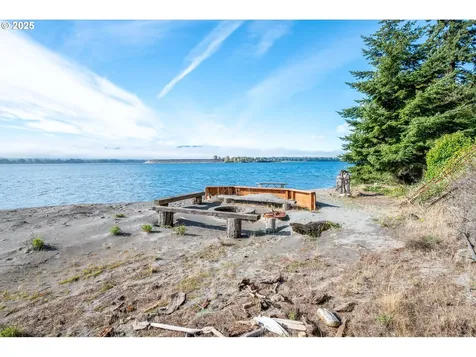 10 W Cape Horn Road Cathlamet WA 98612