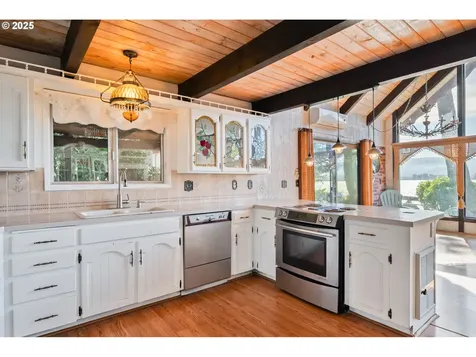 10 W Cape Horn Road Cathlamet WA 98612
