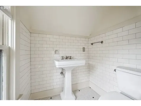 1828 SE Ladd Avenue Portland OR 97214