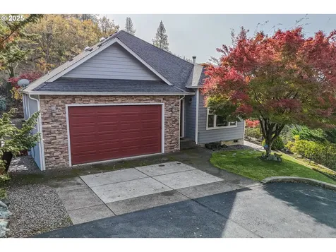 1763 NE Rocky Drive Roseburg OR 97470