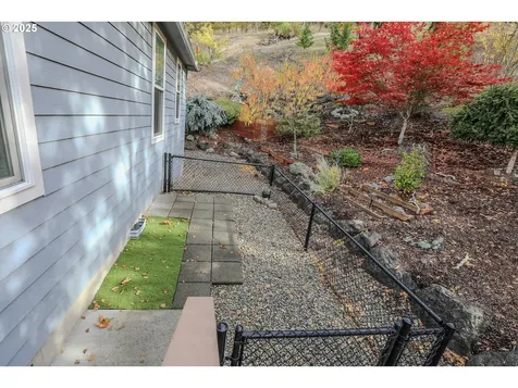 1763 NE Rocky Drive Roseburg OR 97470