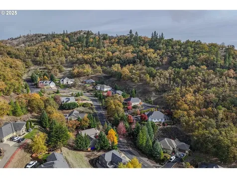 1763 NE Rocky Drive Roseburg OR 97470