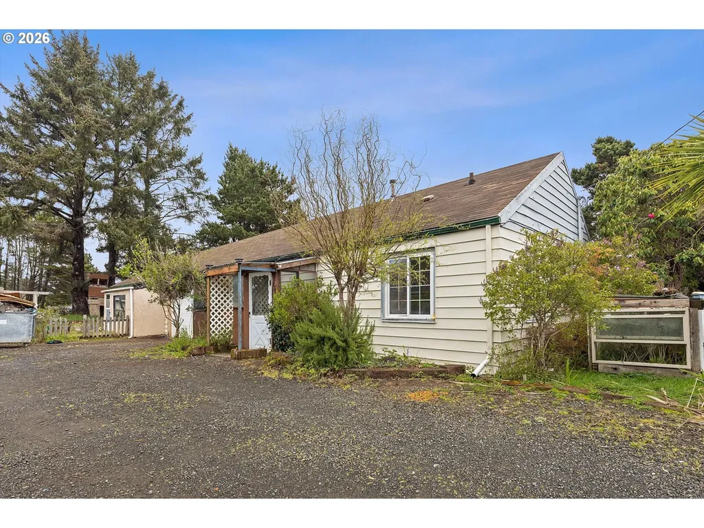 1035 SW 15th Street Lincoln City OR 97367