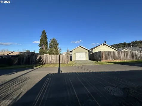724 W Rainbow Street Roseburg OR 97471