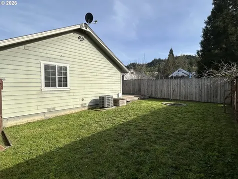 724 W Rainbow Street Roseburg OR 97471