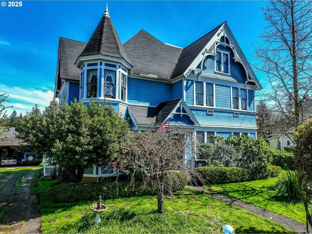 18 S Collier Street Coquille OR 97423
