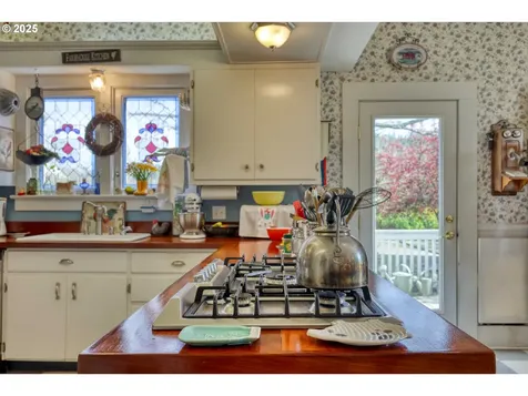 18 S Collier Street Coquille OR 97423