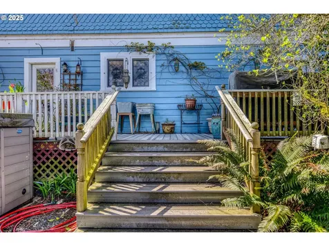 18 S Collier Street Coquille OR 97423