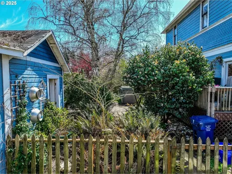 18 S Collier Street Coquille OR 97423