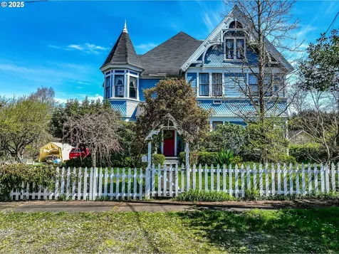 18 S Collier Street Coquille OR 97423