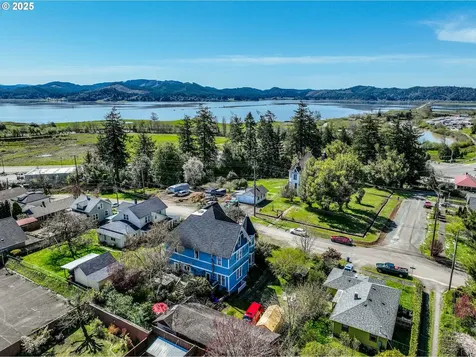 18 S Collier Street Coquille OR 97423