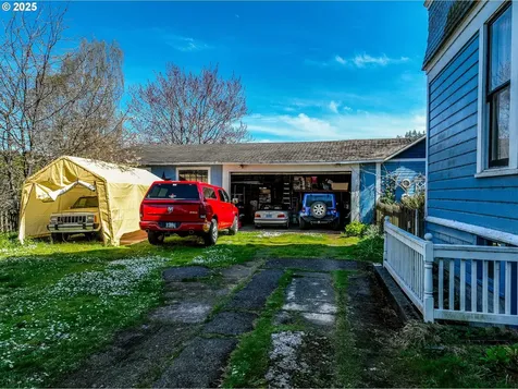 18 S Collier Street Coquille OR 97423