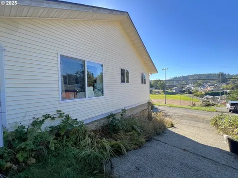 860 8th Terrace Coos Bay OR 97420