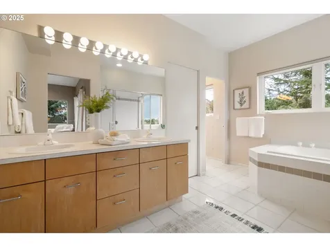 9230 NW Hopedale Court Portland OR 97229