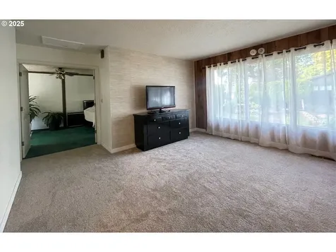 8632 NE Clackamas Street Portland OR 97220