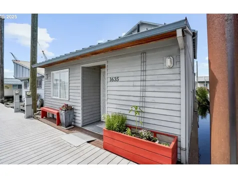 1635 N Jantzen Avenue Portland OR 97217