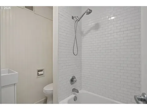 6816 SW Walnut Terrace Portland OR 97223