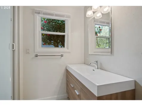 6816 SW Walnut Terrace Portland OR 97223