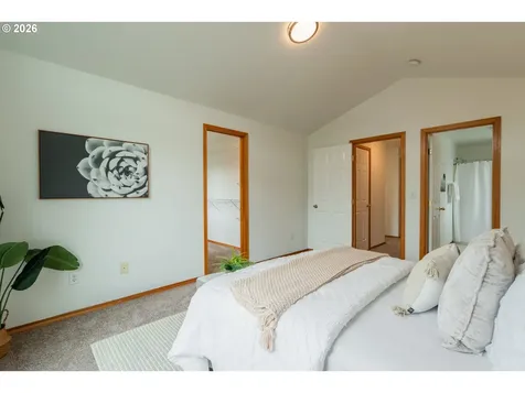 7870 SE Springwater Drive Portland OR 97206