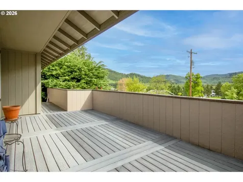 867 N Summerwood Street Roseburg OR 97471