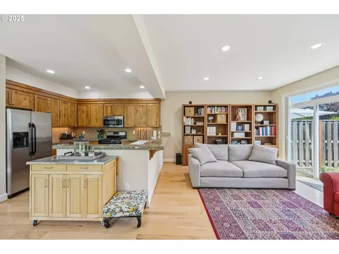 6678 SW 23rd Place Portland OR 97219