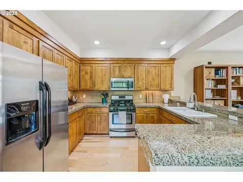 6678 SW 23rd Place Portland OR 97219