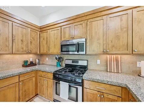 6678 SW 23rd Place Portland OR 97219