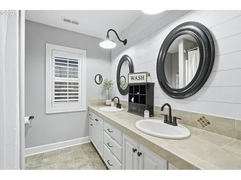2863 Olympic Street Woodburn OR 97071