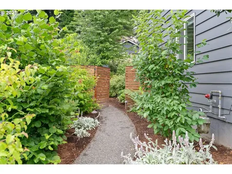 8160 SW 41st Avenue Portland OR 97219