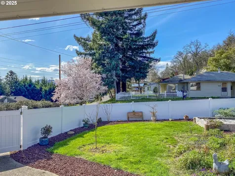 1811 NW Dogwood Street Roseburg OR 97471