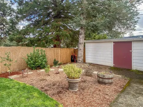 1811 NW Dogwood Street Roseburg OR 97471