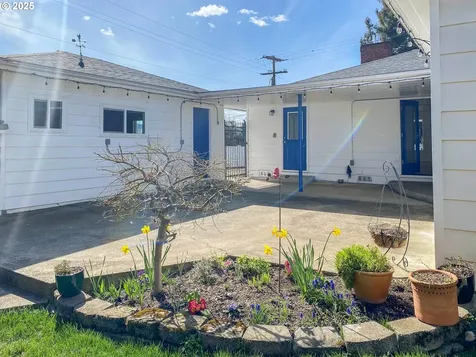 1811 NW Dogwood Street Roseburg OR 97471